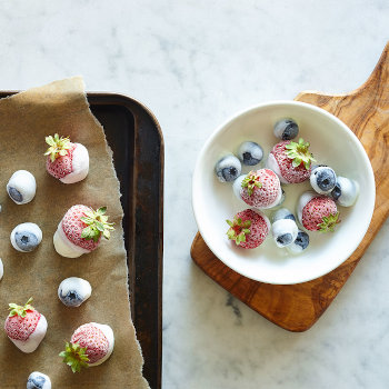 Frozen Yogurt-Dipped Berries